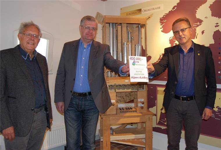 Helmut Bahlmann und Dirk Jährig (von links), die Vorsitzenden des Fördervereins, freuen sich über die stattliche Zuwendung, die Christoph Hartz als Vorsitzender der Bürgerstiftung Wesermarsch überreichte.