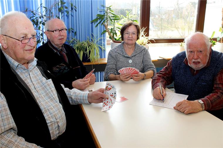 Skattreff in Zeven: Sie reizen, passen, bedienen und stechen Helmut Eckhof aus Volkensen hat einen „sicheren Grand“ auf der Hand, Gerhard Fitschen aus Wehldorf und Ingrid Lappé aus Rotenburg erwarten das Ausspiel, während Wilhelm Schwarke (83) aus Boitzen (von links) als Nummer 1 am Tisch die Rolle des Anschreibers zukommt.