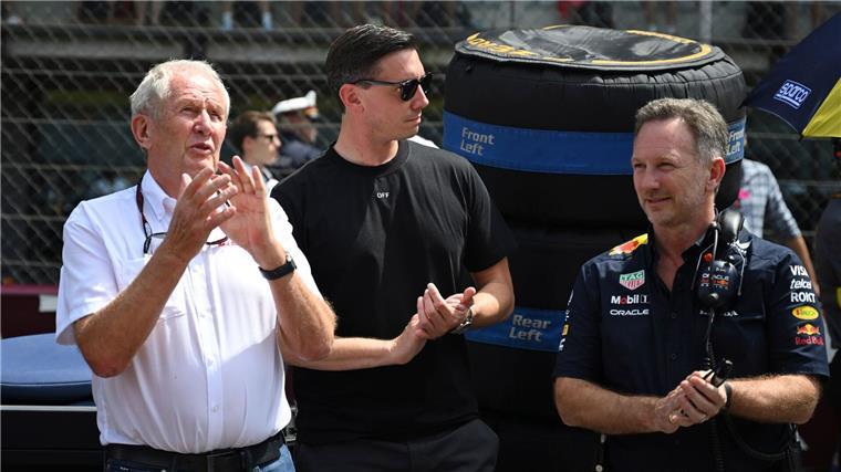 Helmut Marko (l) droht der Verlust seines Schützlings Max Verstappen.