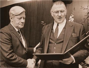 Helmut Schmidt (links) mit dem damaligen Oberbürgermeister Werner Lenz.