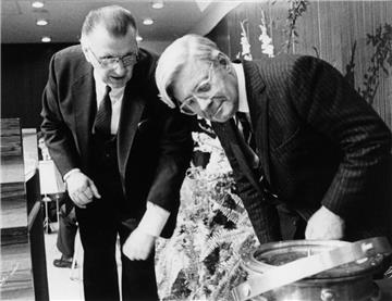 Helmut Schmidt (rechts) mit dem damaligen Oberbürgermeister Werner Lenz.