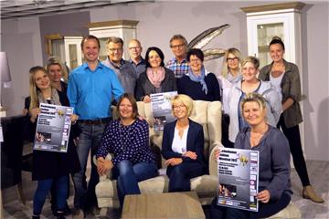 Hendrik (Dritter von links) und Julia Lenz (rechts daneben, sitzend) laden für Freitag, 13. Oktober, zum Nordenhamer Fashion Weekend im Wohncenter ein. Die Veranstaltung bildet den Auftakt zum Ochsenmarkt.