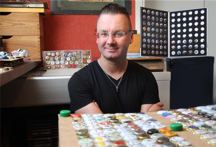Wremen: Für ihn sind Kronkorken wie Briefmarken Hendrik Friedrichs mit einem Teil seiner Sammlung. Friedrichs