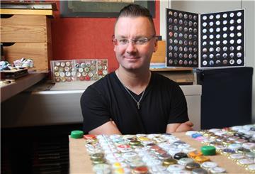 Hendrik Friedrichs mit einem Teil seiner Sammlung. Friedrichs