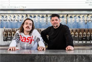 Hendrik Haase (links), Food-Aktivist, Blogger und Buchautor aus Otterndorf, tritt in der Vox-Sendereihe „Kitchen Impossible“ gegen Fernsehkoch Tim Mälzer an. Foto: RTL/Nady El-Tounsy