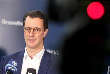 Der nordrhein-westfälische Ministerpräsident Hendrik Wüst (CDU) beantwortet nach einem Besuch im Gesundheitsamt, wo Soldaten die Behörden bei der Kontaktnachverfolgung von Corona-Patienten unterstützen, Fragen der Journalisten.