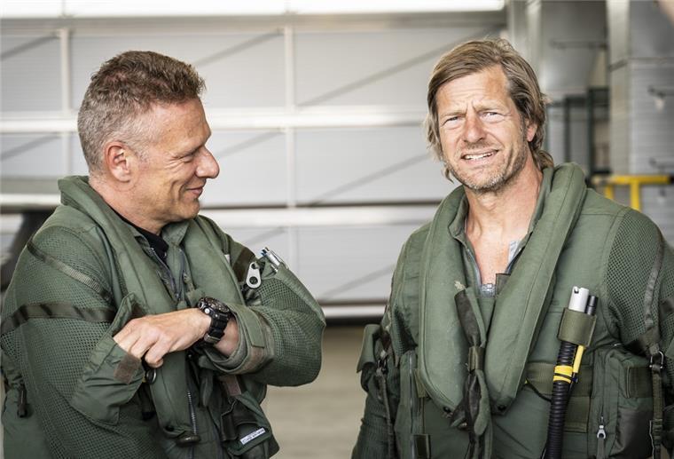 Bremerhaven: Doku mit Henning Baum zeigt Marineoperationsschule Henning Baum (rechts) dreht bei der Bundeswehr. Vier Monate nimmt er sich Zeit, um herauszufinden, warum der Ruf der Bundeswehr schon seit vielen Jahren ramponiert ist - obwohl sie während der Pandemie und nach der Flut im Ahrtal geholfen hat und in vielen Auslandseinsätzen im Einsatz ist.