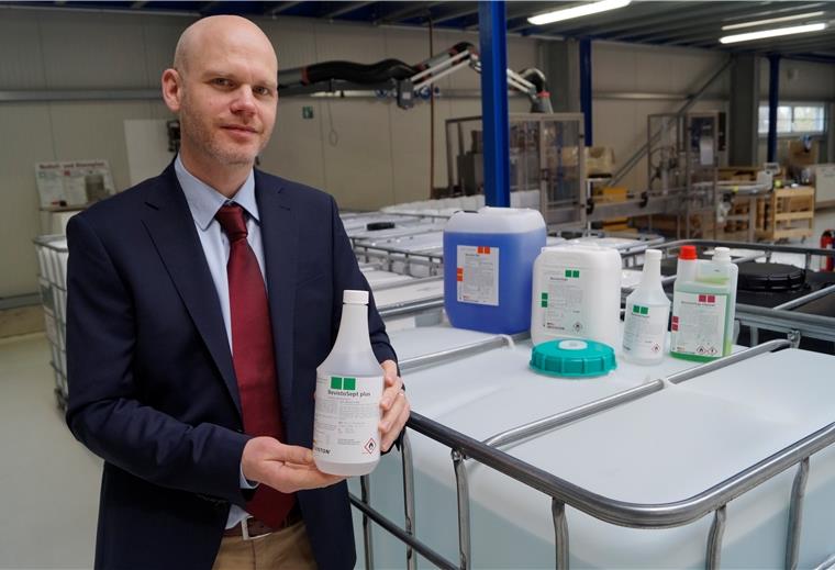 Henning Helmes, Geschäftsführer der Beviston GmbH in Nordholz, berichtet von Lieferengpässen bei Alkohol und Verpackungsmaterial.