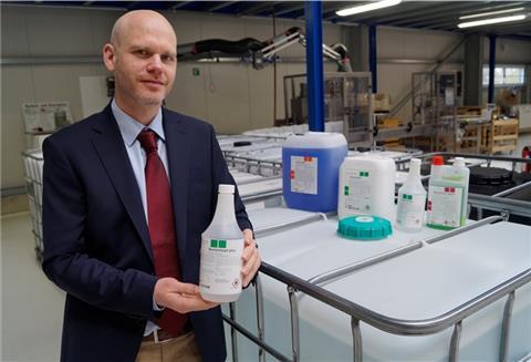 Henning Helmes, Geschäftsführer der Beviston GmbH in Nordholz, berichtet von Lieferengpässen bei Alkohol und Verpackungsmaterial.
