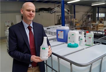 Henning Helmes, Geschäftsführer der Beviston GmbH in Nordholz, berichtet von Lieferengpässen bei Alkohol und Verpackungsmaterial.