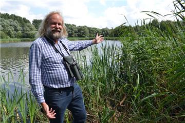 Henrich Klugkist ist Biologe in der Naturschutzabteilung beim Umweltsenator des Landes Bremen und präsentiert den Weserportsee samt seiner dichten Schilfgürtel. Das Gewässer gibt es erst seit rund 35 Jahren.