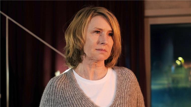 Eine einzige Maskerade: „Der neue Freund“ Henriette (Corinna Harfouch) muss einige Überraschungen verarbeiten.