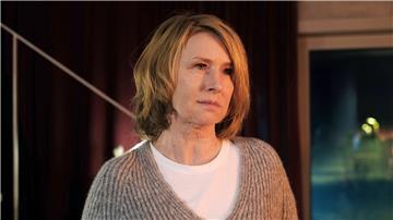 Henriette (Corinna Harfouch) muss einige Überraschungen verarbeiten.