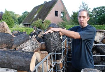 Henrik Krenkel ist sauer: Das verkaufsfertige Feuerholz ist nach dem Brand auf dem Firmengelände in Bad Bederkesa unbrauchbar geworden.