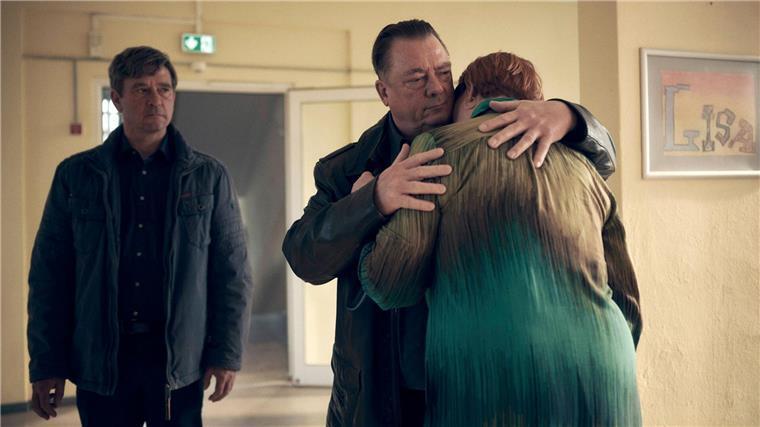 Henry Koitzsch (Peter Kurth) und Michael Lehmann (l, Peter Schneider) ermitteln.