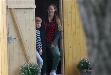 Schüler Henry steht mit seiner Mutter Wiebke Scheidl im neuen Tauschhaus.