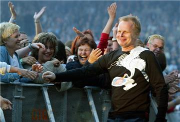 Herbert Grönemeyer begrüßt im Bochumer Ruhrstadion seine Fans.