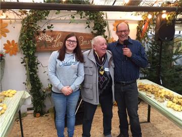 Herbert Hahl (mitte) wurde beim Kartoffelfest als Sieger des Schälwettbewerbes von Hof-Mitarbeiterin Darleen Schimmel und Jörg Brüns ausgezeichnet.