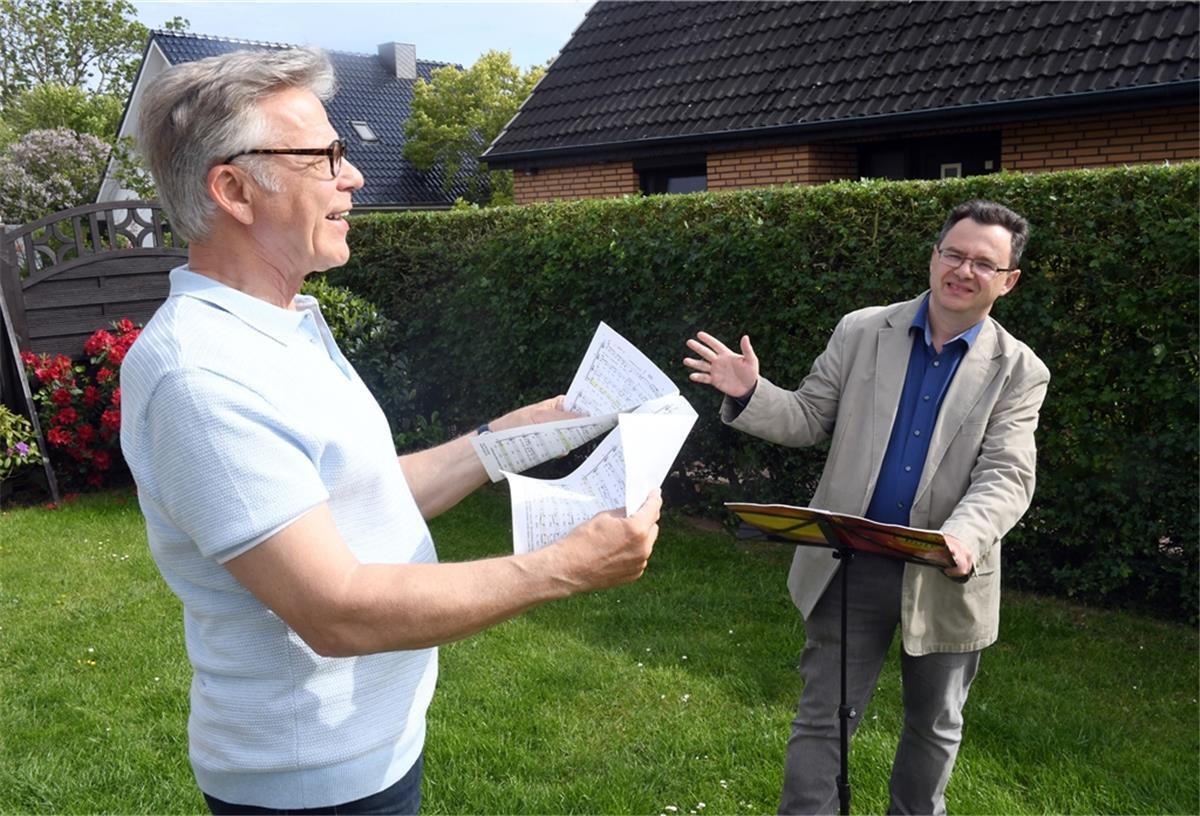 Herbert Klonus-Taubert (links) und Chorleiter Ilia Bilenko vom Chor „nach acht“ proben privat im Garten.