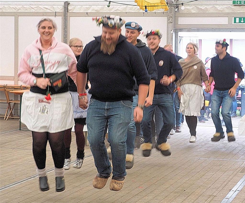 Herbstmarkt Neuenwalde. Beim Einmarsch ins Festzelt wird immer lautstark "g...