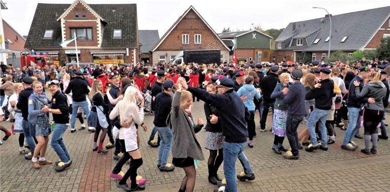 Herbstmarkt Neuenwalde. Beim "Koopmann in Niewohl" wurde vor
 dem "Zug durch die Gemeinde" kräftig das Tanzbein geschwungen.
