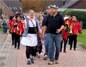 Herbstmarkt Neuenwalde. Die Holtschentänzer haben den Festplatz erreicht, musik...