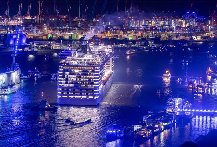 Das Kreuzfahrtschiff «MSC Preziosa» sowie weitere Kreuzfahrtschiffe fahren im Rahmen einer Parade bei den Hamburg Cruise Days auf der Elbe.