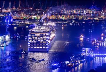 Das Kreuzfahrtschiff «MSC Preziosa» sowie weitere Kreuzfahrtschiffe fahren im Rahmen einer Parade bei den Hamburg Cruise Days auf der Elbe.