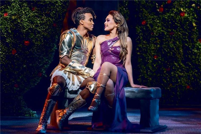 Musical-Premiere: Wenn Hercules zu quietschbunten Muskelspielen am Olymp lädt Hercules muss sich einem Abenteuer nach dem anderen Stellen, um doch noch wieder auf den göttlichen Olymp zurückkehren zu dürfen. Dabei begegnet er Meg, einer Sterblichen mit ganz eigenen Stärken, die sein Schicksal maßgeblich verändern wird.