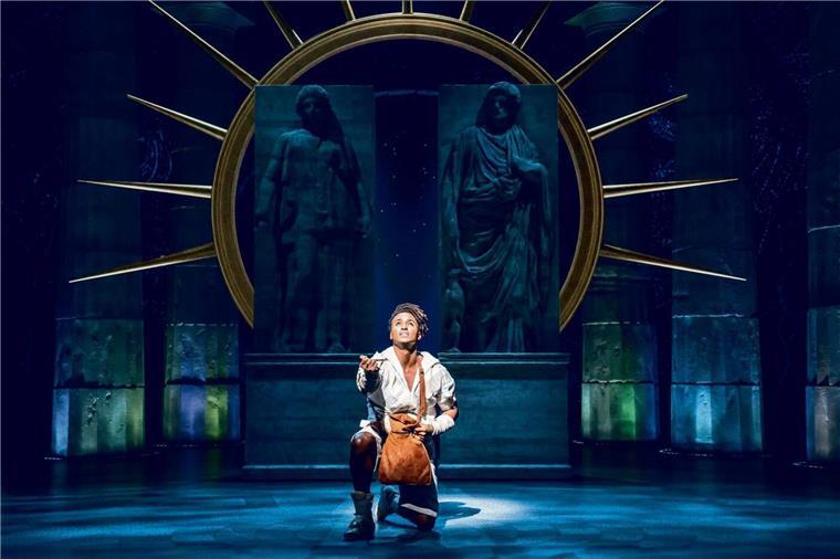 Musical-Premiere: Wenn Hercules zu quietschbunten Muskelspielen am Olymp lädt Hercules und seine Herausforderungen - noch immer mit gottähnlichen Kräften ausgestattet, sucht er mithilfe seines Trainers Phil nach seinem Platz in der Welt. Dabei stellt er sich den gewaltigen Herausforderungen, die Hades für ihn bereithält, um ein wahrer Held zu werden und in den Olymp zurückzukehren.
