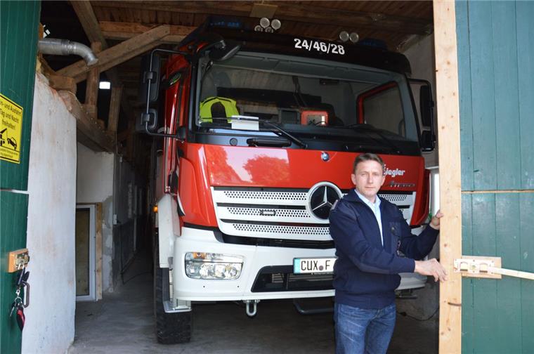 Neuenwalde: Feuerwehr wartet weiter auf Neubau Hereinspaziert: Ortsbrandmeister Fabian Koop öffnet die Türen zur Scheune, in dem vorübergehend die beiden neuen Fahrzeuge der Ortswehr stehen. Der provisorische Unterstellplatz in der Ortsmitte ist Gold wert, weil über den Neubau des Feuerwehrhauses noch nicht entschieden ist.