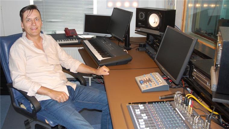 Hergen Hasemann betreibt in Stollhamm (Butjadingen) sein eigenes Tonstudio. Neben Schlagerstars besuchen ihn dort auch Kinder- und Shanty-Chöre.