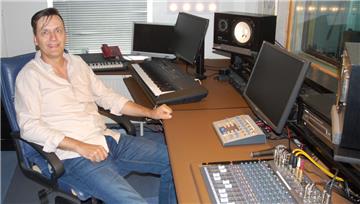 Hergen Hasemann betreibt in Stollhamm (Butjadingen) sein eigenes Tonstudio. Neben Schlagerstars besuchen ihn dort auch Kinder- und Shanty-Chöre.