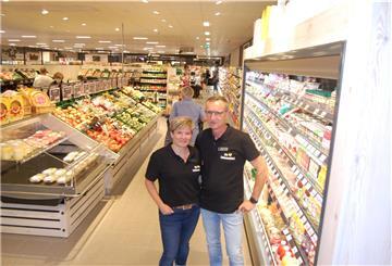 Hergen Ulken und seine Frau Vanessa Kirschke-Ulken freuen sich über die Resonanz, die der neue Edeka-Markt bei den Kunden findet.