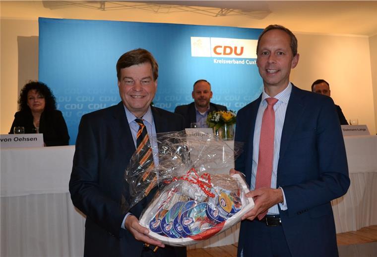 Hering in Dosen für den Ehrengast beim CDU-Kreisparteitag: Bundestagskandidat Enak Ferlemann (links) und Staatsminister Dr. Hendrik Hoppenstedt. Foto Hansen