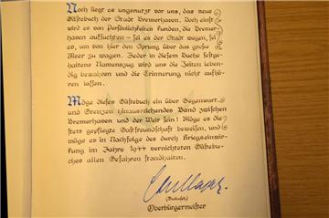 Hermann Gullasch (SPD), von 1948–1957 Oberbürgermeister, unterschrieb im ersten ...