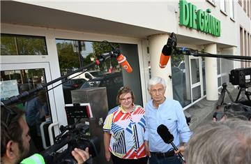 Hermann Kuhn, Co-Vorsitzender von Bündnis 90/Die Grünen im Bundesland Bremen, und Alexandra Werwath, Landesvorstandssprecherin der Grünen, geben vor dem Treffen des Landesvorstand an der Geschäftsstelle ein Interview.