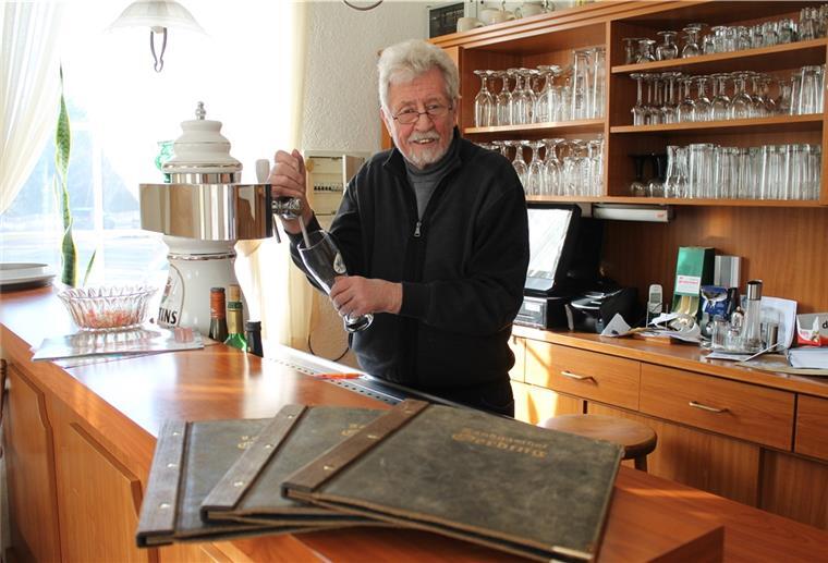 Kirchwistedt: Im Landgasthof Oerding läuft die Nachfolger-Suche Gastwirt Hermann Oerding an der Theke in seinem Landgasthof