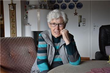 Hertha Pape daheim in ihrem Wohnzimmer. Die 87-Jährige freut sich auf die Aufführungen von "Damenduell", das sie für die Niederdeutsche Bühne des VfL Sittensen aus dem Hochdeutschen ins Plattdeutsche übertragen hat.