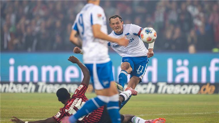 Herthas Topstar Reese schießt aus der Distanz aufs Tor. 
