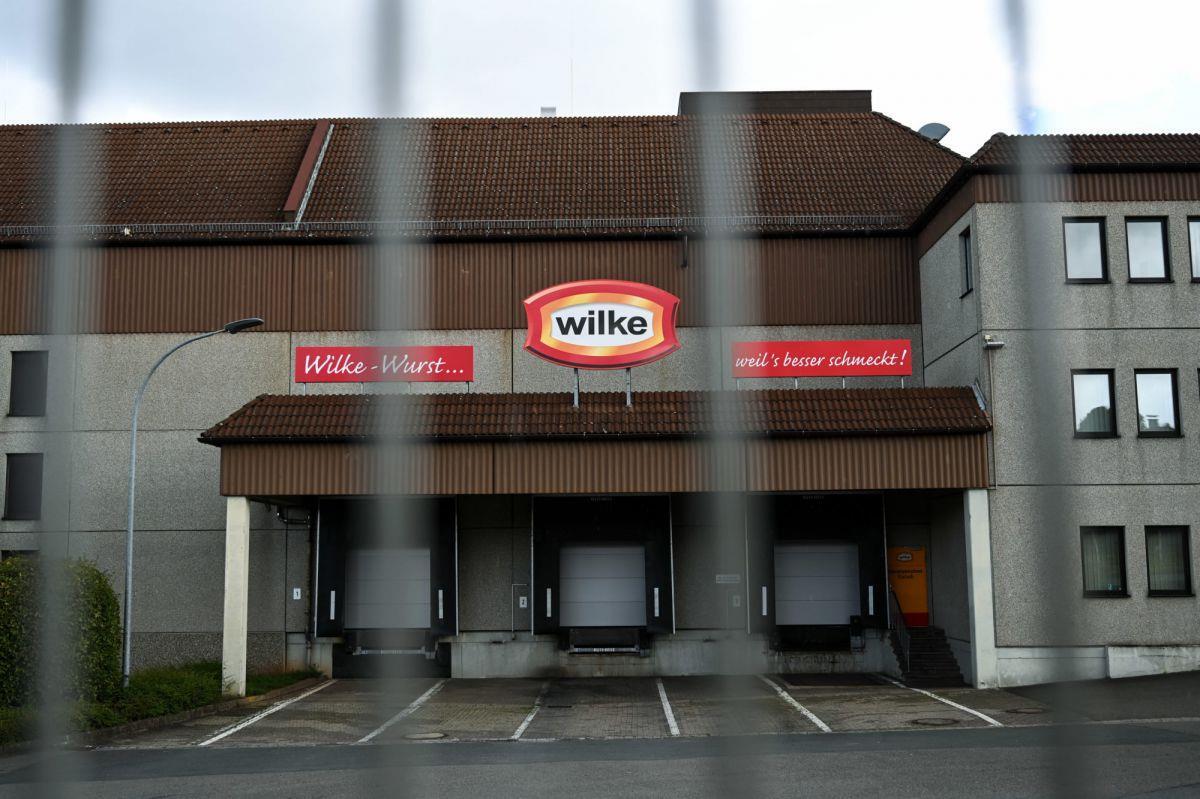 Ministerium: Wilke-Fleisch in Fertigprodukten anderer Hersteller Heruntergelassen sind die Rolltore des Fleischherstellers Wilke Wurstwaren. Das Land NRW hat nach dem Rückruf von Waren des hessischen Fleisch- und Wurstherstellers Wilke wegeHeruntergelassen sind die Rolltore des Fleischherstellers Wilke Wurstwaren. Das Land NRW hat nach dem Rückruf von Waren des hessischen Fleisch- und Wurstherstellers Wilke wegen Listerienkeimen rund 4500 Rückrufkontrollen vorgenommen. n Listerienkeimen rund 4500 Rückrufkontrollen vorgenommen.