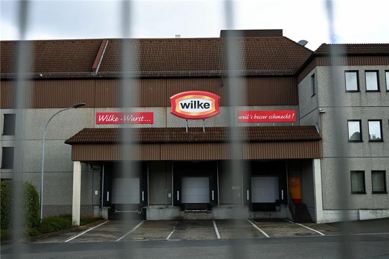 Heruntergelassen sind die Rolltore des Fleischherstellers Wilke Wurstwaren. 