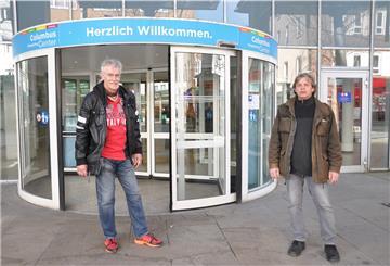 „Herzlich willkommen“, steht am Haupteingang des Columbus-Centers, aber für Harald Waltenberg (links) und Michael Krüger gilt das vorerst nicht.