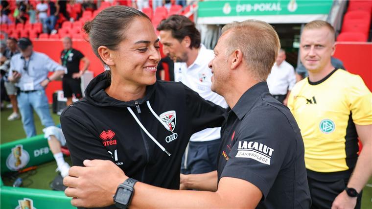Trotz Unterzahl: Kaiserslautern bezwingt Ingolstadt Herzliche Begrüßung vor dem Spiel: Sabrina Wittmann und Markus Anfang.