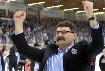 Herzlichen Glückwunsch, Alfred Prey. Hier jubelt der Pinguins-Teammanager über den Titelgewinn 2014. 