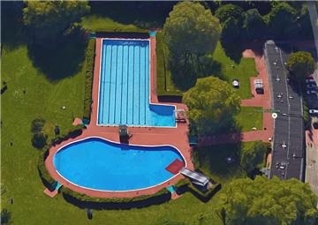 Heute gibt's im Freibad Grünhöfe freien Eintritt. Doch ist das bei dem Wetter wirklich eine gute Idee?