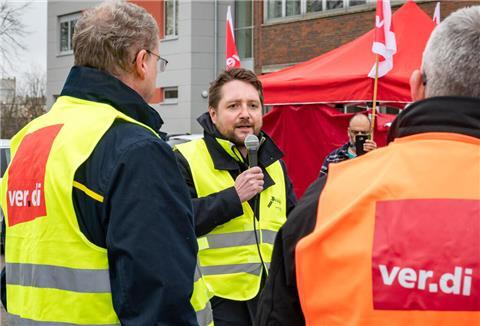 Heute ist der dritte Verhandlungstag. Verdi-Generalsekretär Franz Hartmann verhandelt mit.