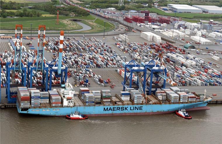 Zusammengefasst! Das war der Mittwoch im nord24-Land Heute klafft hier eine Lücke. Nach einem Gutachten vom TÜV Nord führte ein Anriss in der Abspannung des Auslegers zu dem tragischen Unfall. Der tonnenschwere Kranausleger war am 14. Mai 2015 bei Verladearbeiten mitsamt der Kabine auf das Containerschiff "Maersk Karachi" abgestürzt. Der 52 Jahre alter Kranführer kam dabei ums Leben.
