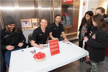 Die Eishockey-Spieler Rob Bordoson, Mike Moore und Jeremy Welsh geben Autogramme in der Weser-Elbe-Sparkasse.