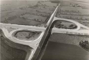 Heute sieht es rund um die Anschlussstelle Debstedt ganz anders aus. Beim Bau der Autobahn nach Cuxhaven gab es weder Gewerbegebiet noch Autobahnpolizei.